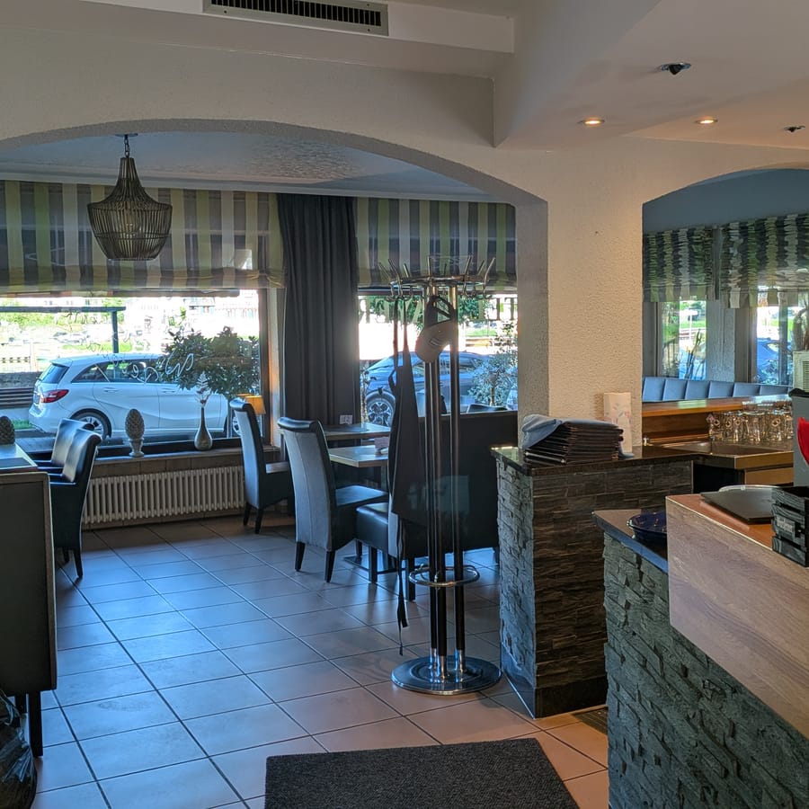 Blick in den Restaurantbereich mit Fensterplätzen