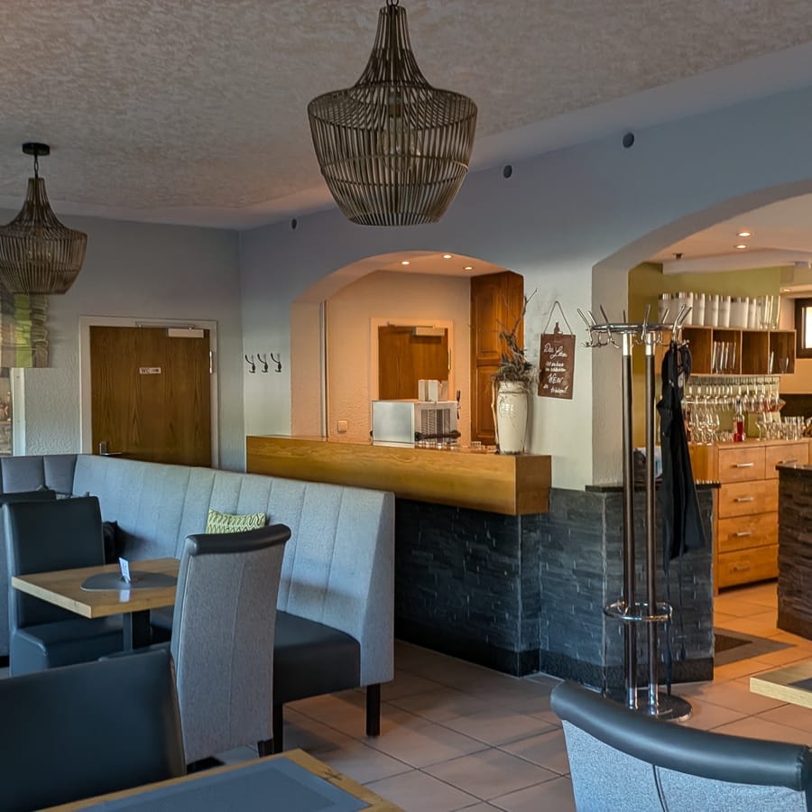 Theke und Sitzbereich der Winzerschenke